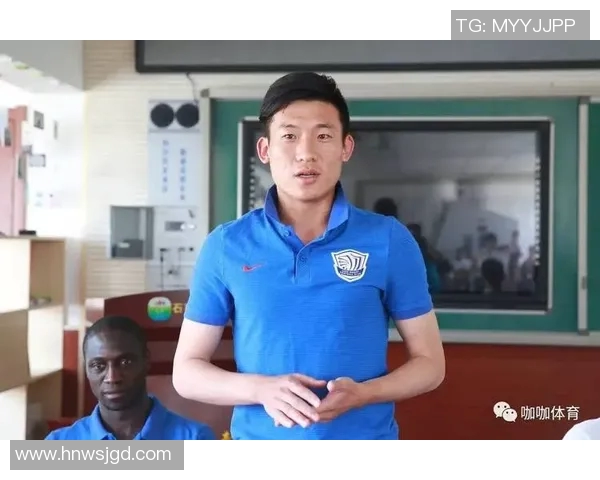 美国演员与足球明星亲密合影展现明星魅力与运动精神的完美结合